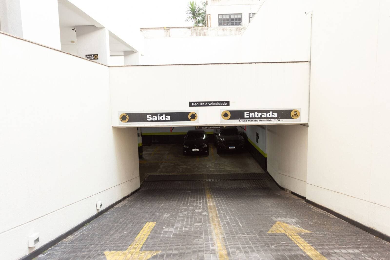 Accesos de entrada y salida de vehículos del estacionamiento Bandeira Park Congonhas