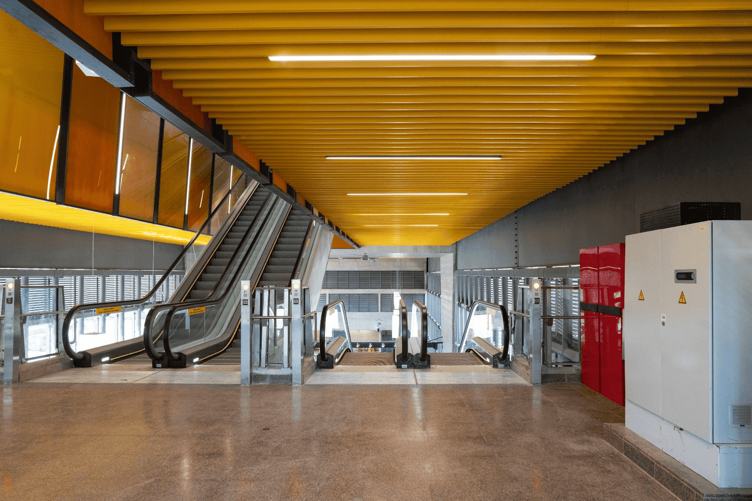 Estación de metro de Congonhas vista desde la acera, en el trayecto entre la terminal y Bandeira Park