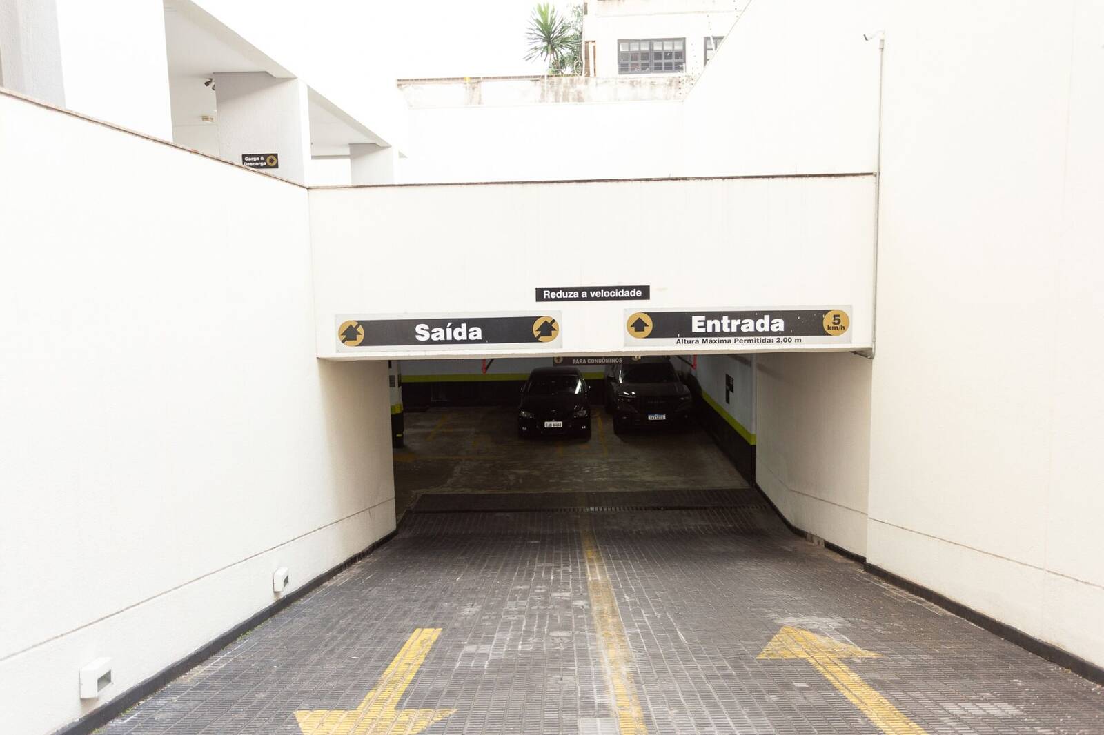 Accesos de entrada y salida de vehículos del estacionamiento Bandeira Park Congonhas