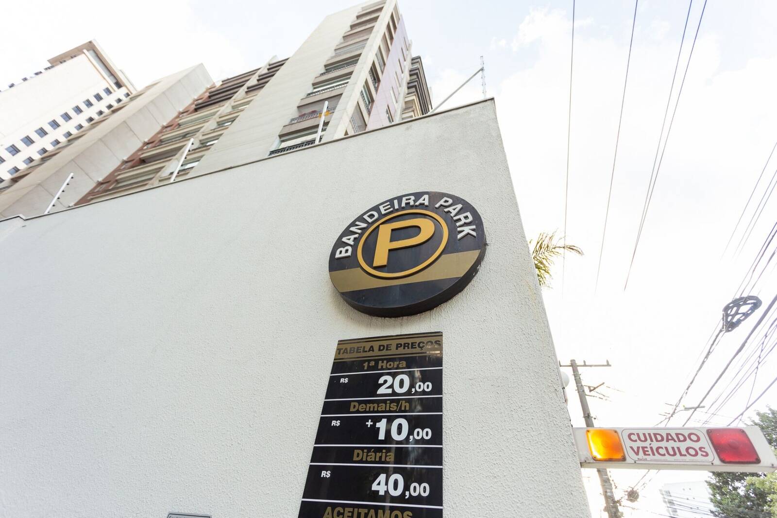 Fachada de Bandeira Park Congonhas con el logotipo de la red en primer plano