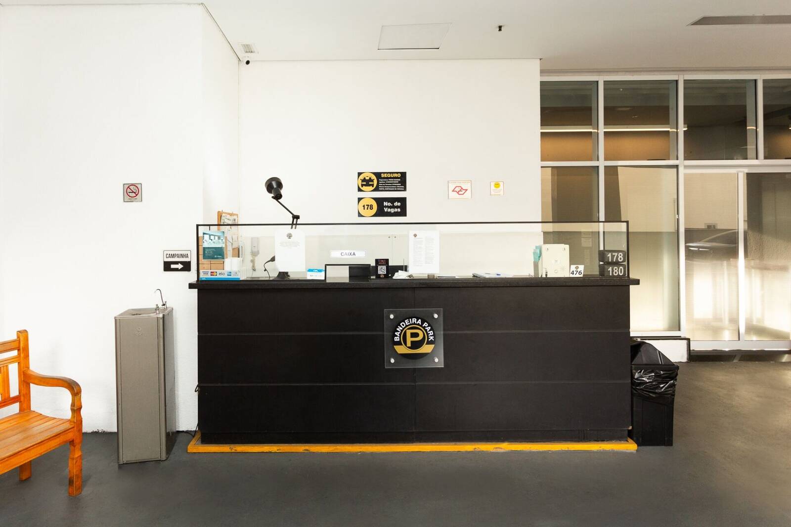 Mostrador de recepción de Bandeira Park Congonhas para el check-in de los clientes