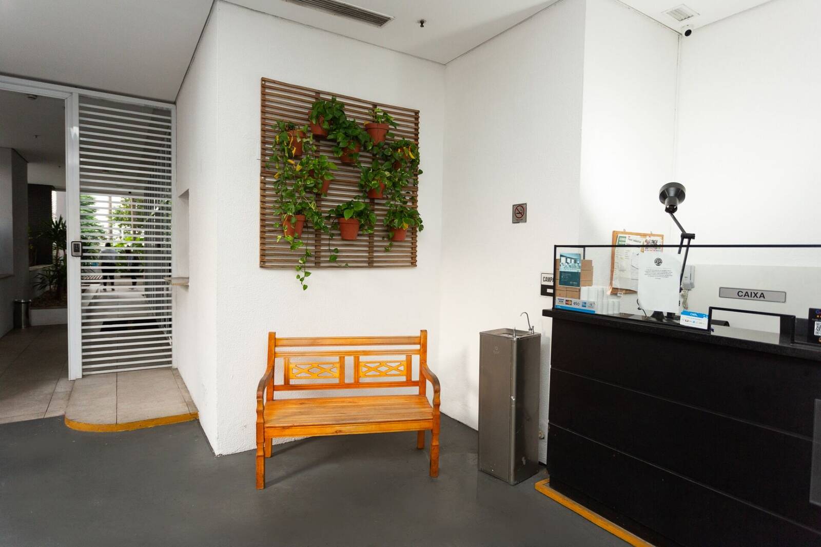 Sala de espera de Bandeira Park Congonhas con asientos para los clientes