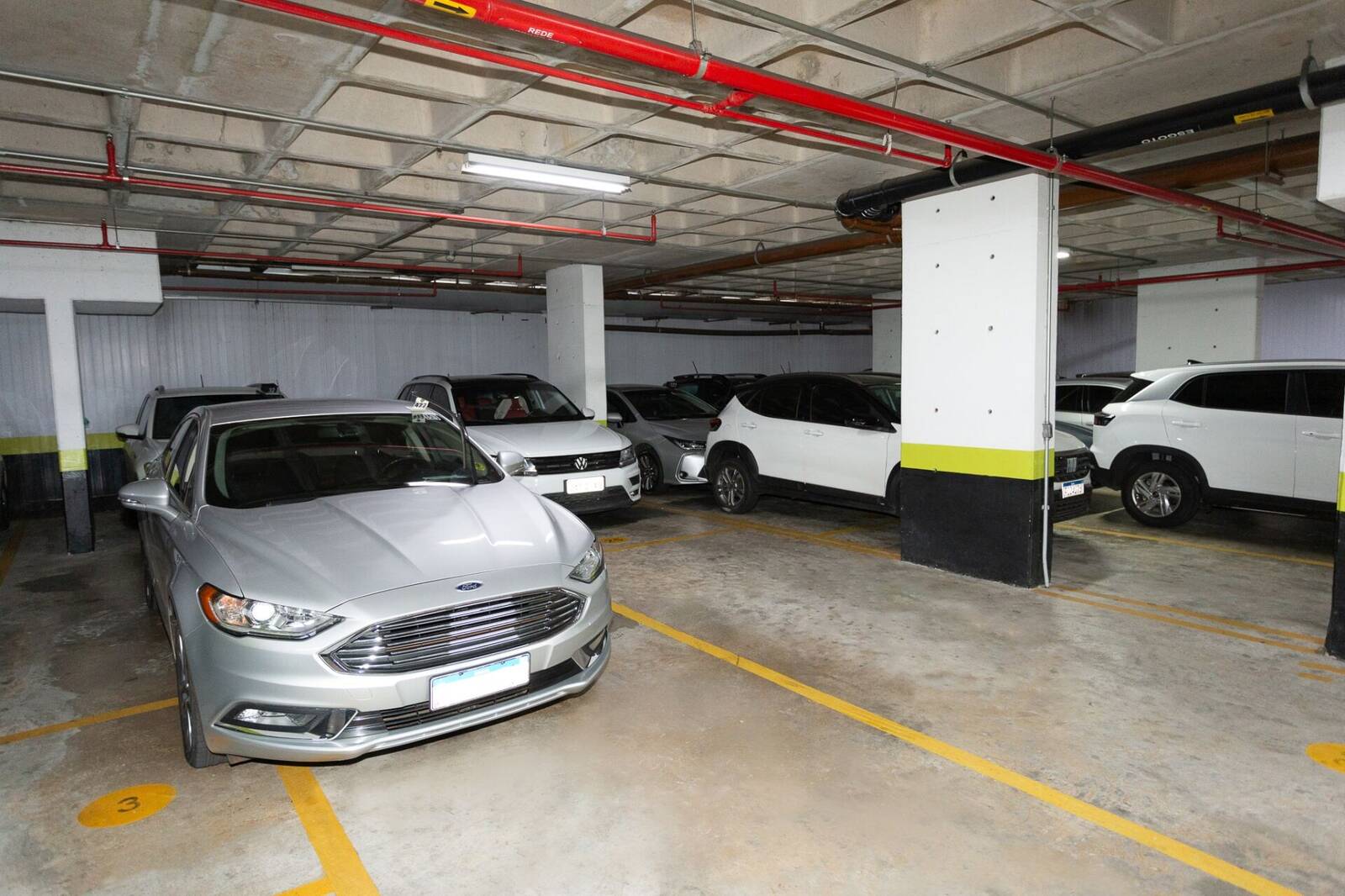Amplio subsuelo de Bandeira Park Congonhas con pasillos anchos de circulación