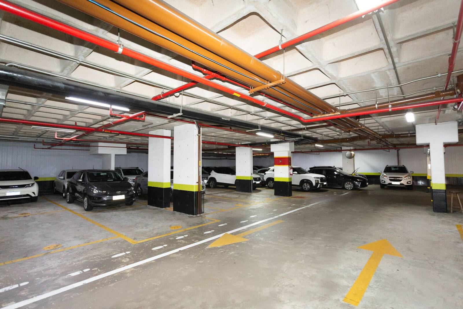 Vista panorámica del subsuelo de Bandeira Park Congonhas con plazas 100% cubiertas