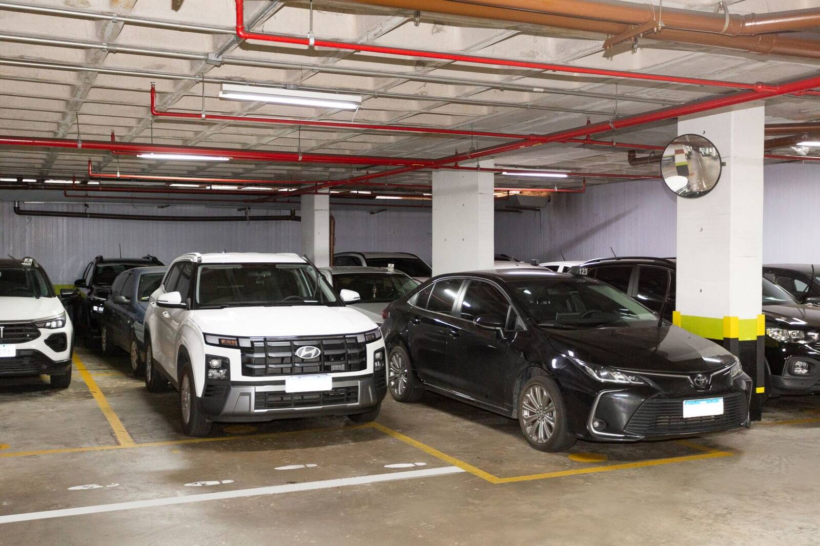 SUVs estacionados en las plazas del subsuelo de Bandeira Park Congonhas