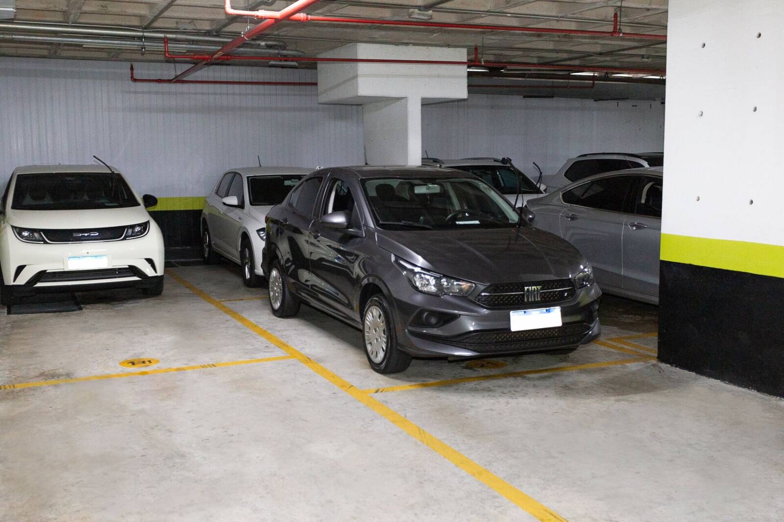 Plazas demarcadas en el subsuelo cubierto del estacionamiento Bandeira Park Congonhas