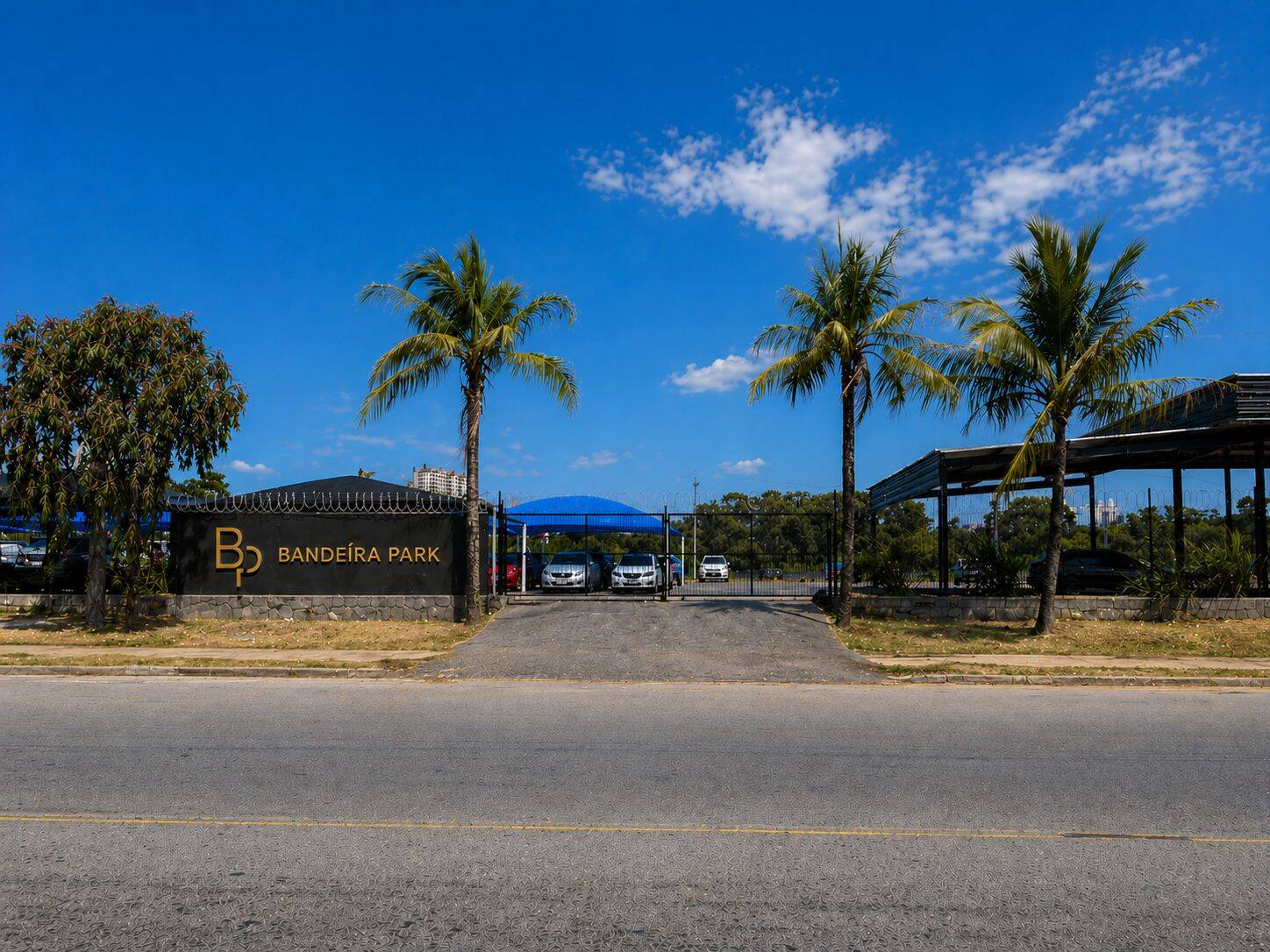Fachada y portón de entrada de Bandeira Park en Guarulhos, en la Av. Novo Brasil, en Cumbica