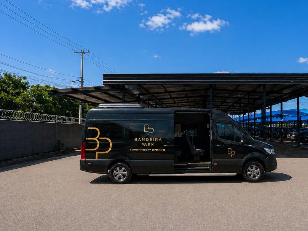 Van Mercedes-Benz Sprinter del traslado gratuito bajo el techo del patio de Bandeira Park Guarulhos