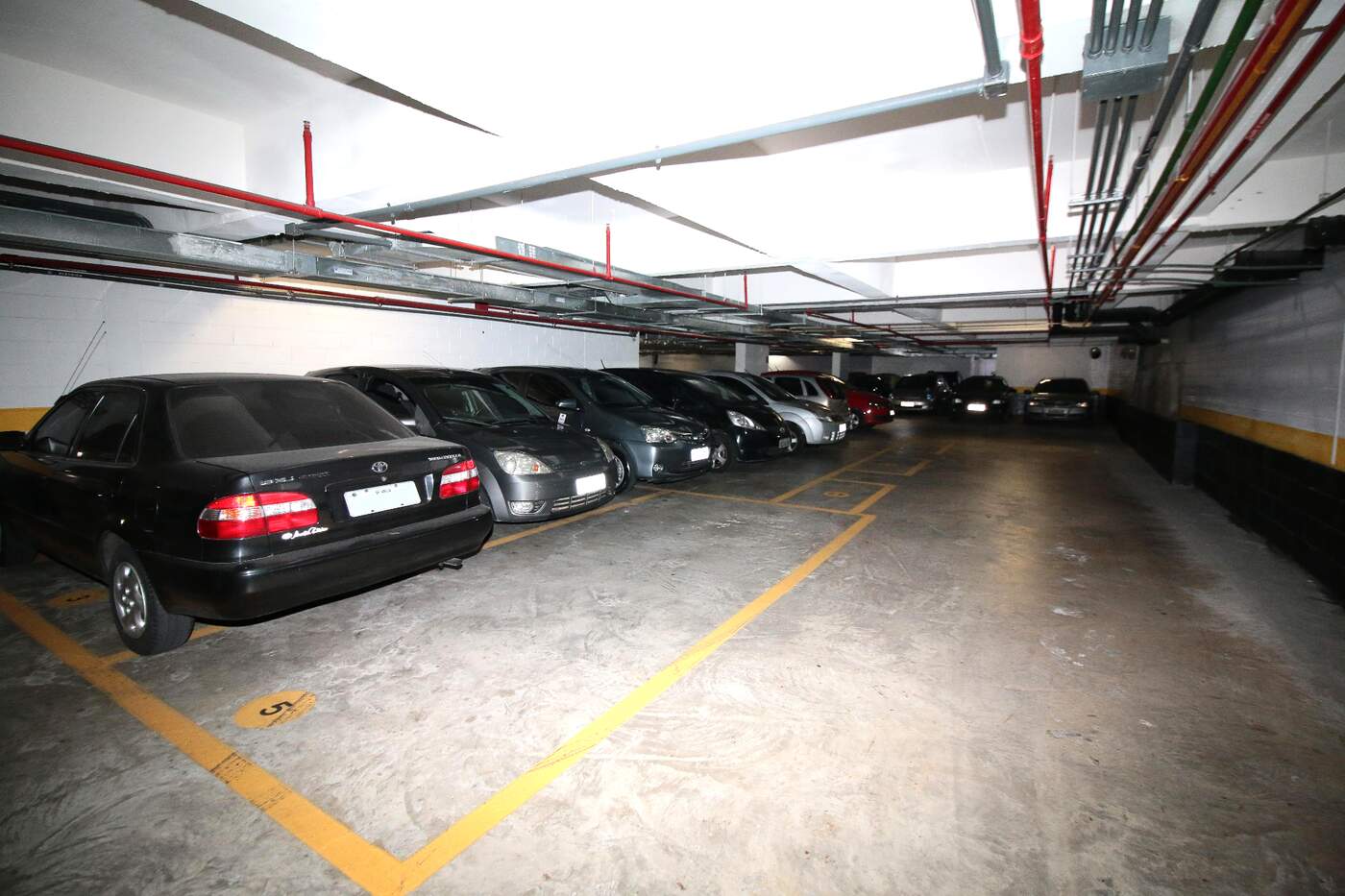Plazas en el subsuelo de la unidad Bandeira Park Santana, cerca de la terminal de autobuses Tietê