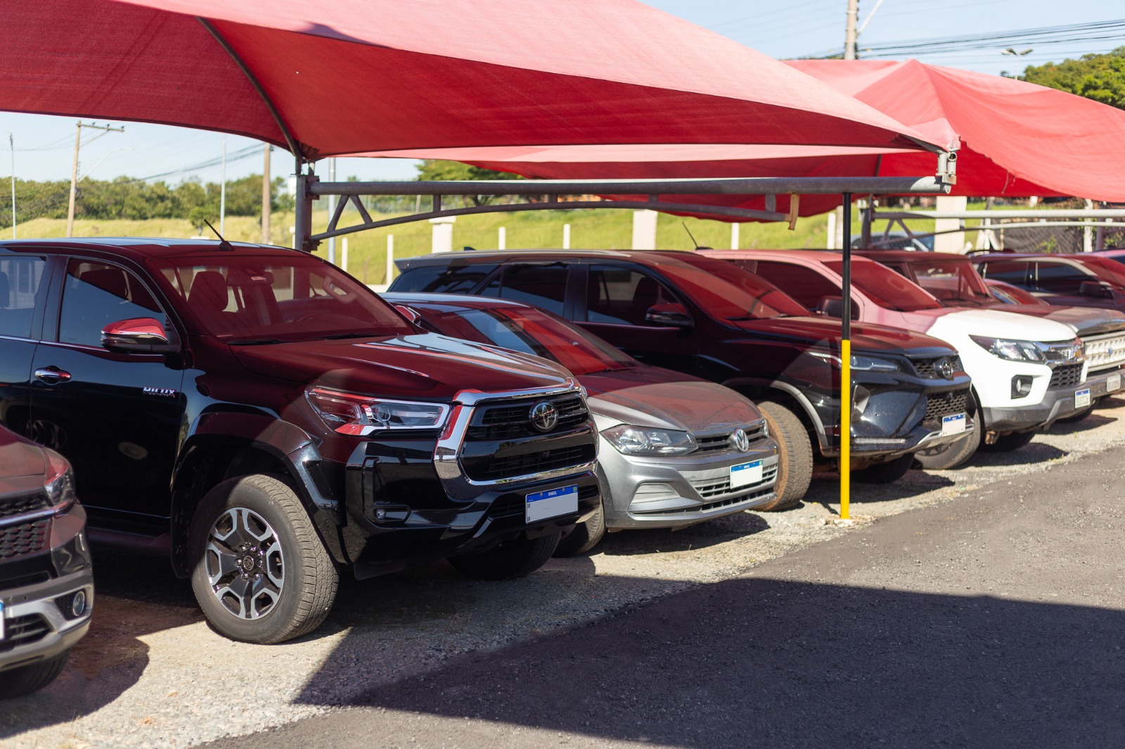 Detalle de las plazas cubiertas de Bandeira Park Viracopos con autos estacionados