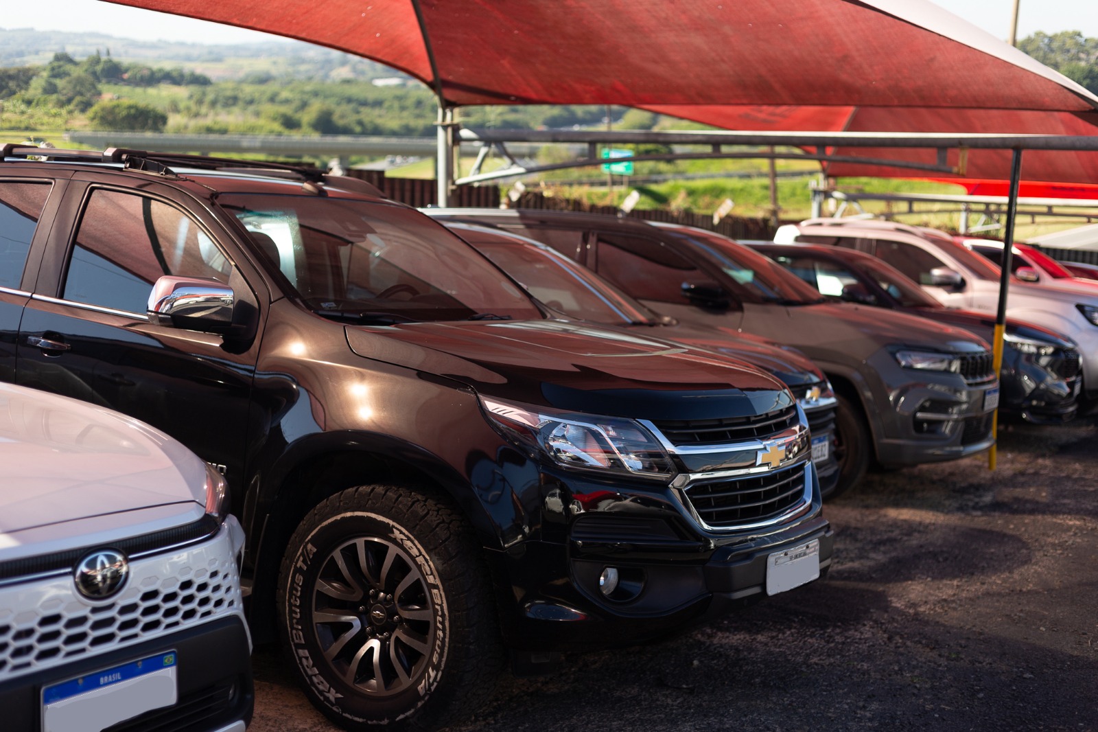 Vehículos de clientes estacionados bajo techo en Bandeira Park Viracopos