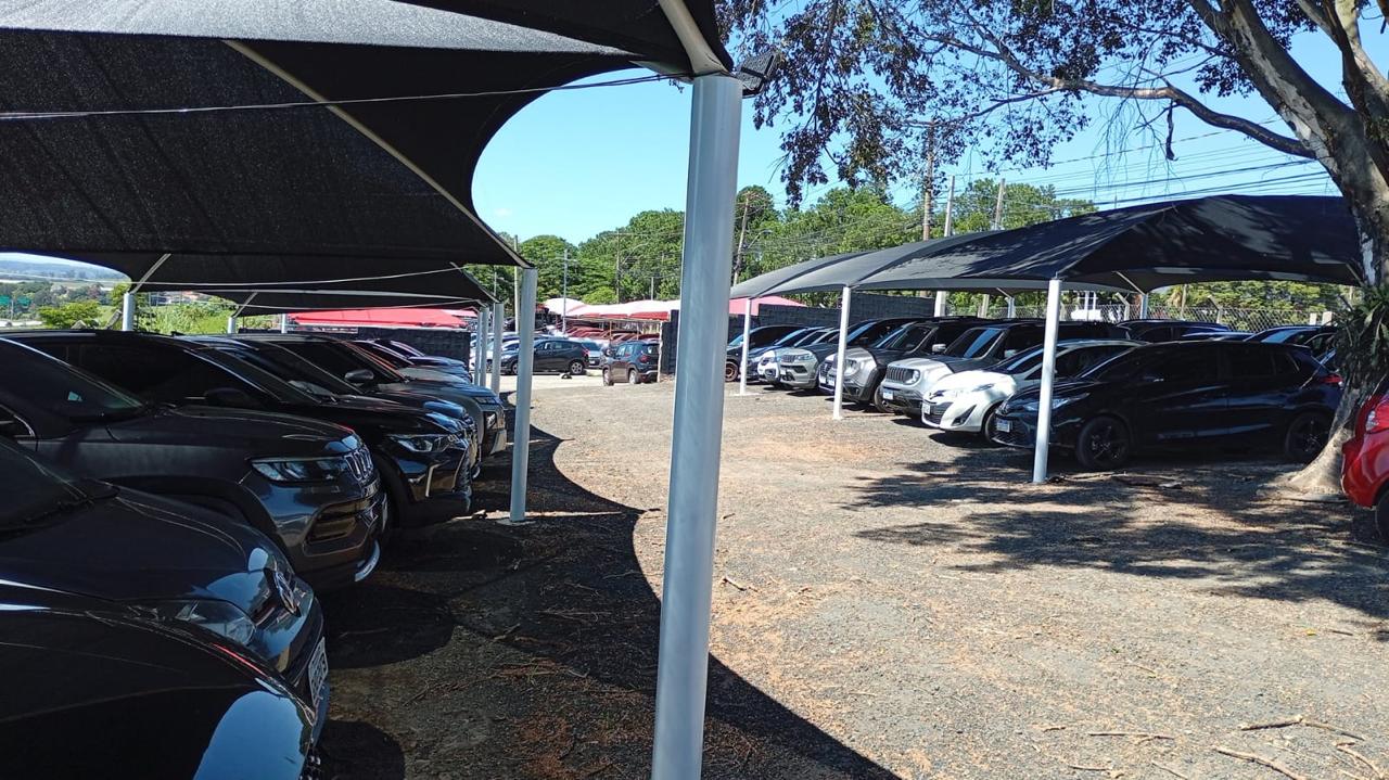 Patio cubierto de Bandeira Park Viracopos con autos de clientes estacionados
