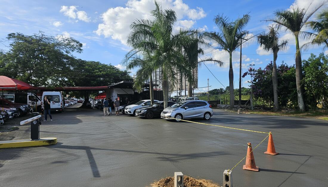 Entrada del patio de Bandeira Park Viracopos con una van de traslado y vehículos estacionados