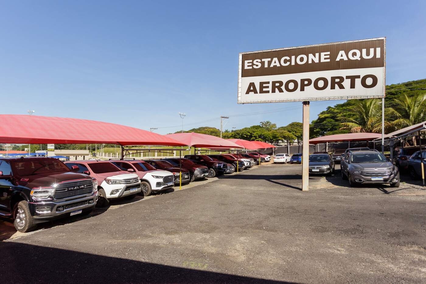 Señal vial del Aeropuerto de Viracopos en el camino a la unidad Bandeira Park
