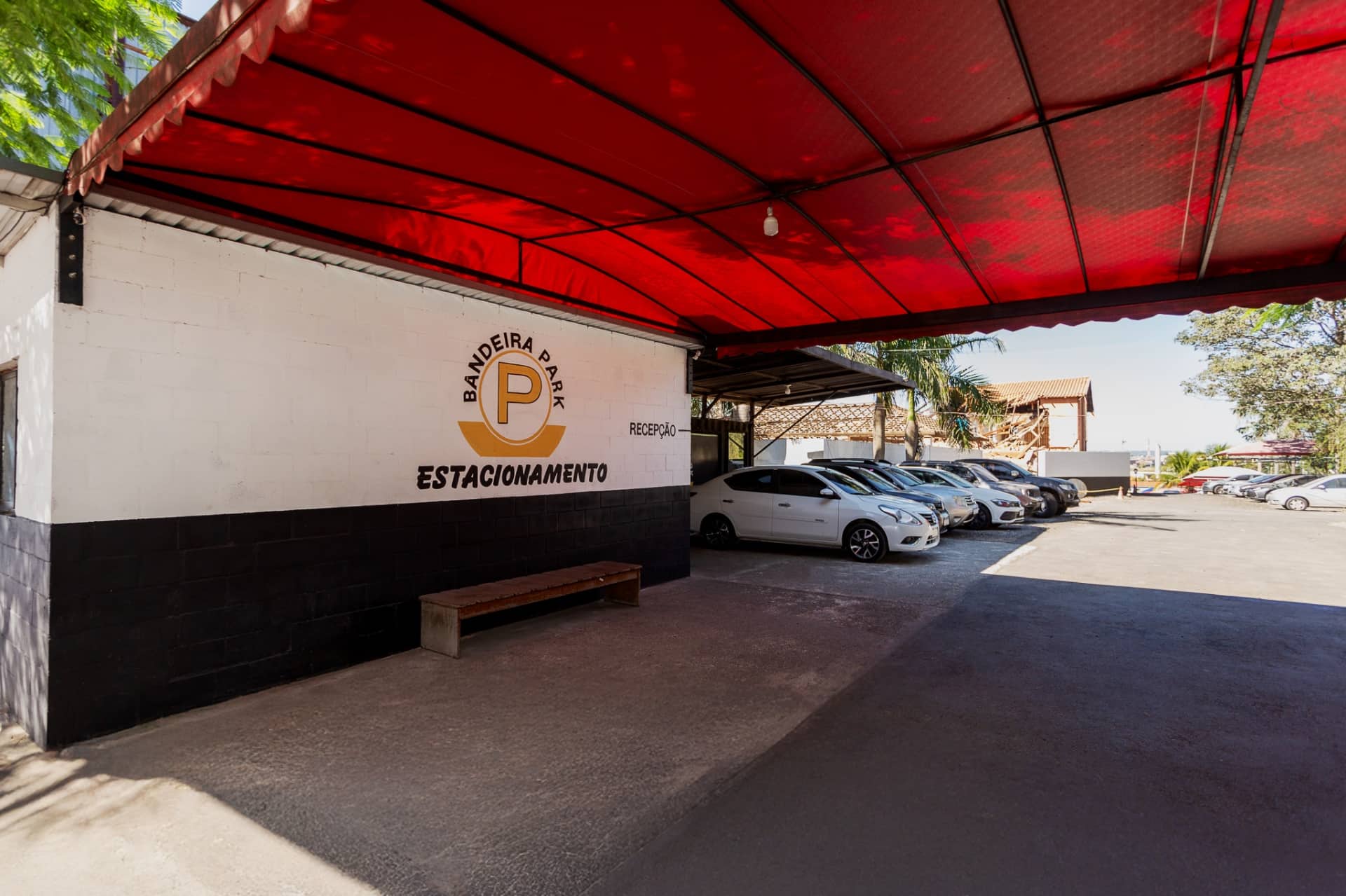 Recepción de la unidad Bandeira Park Viracopos con mostrador de atención a los clientes