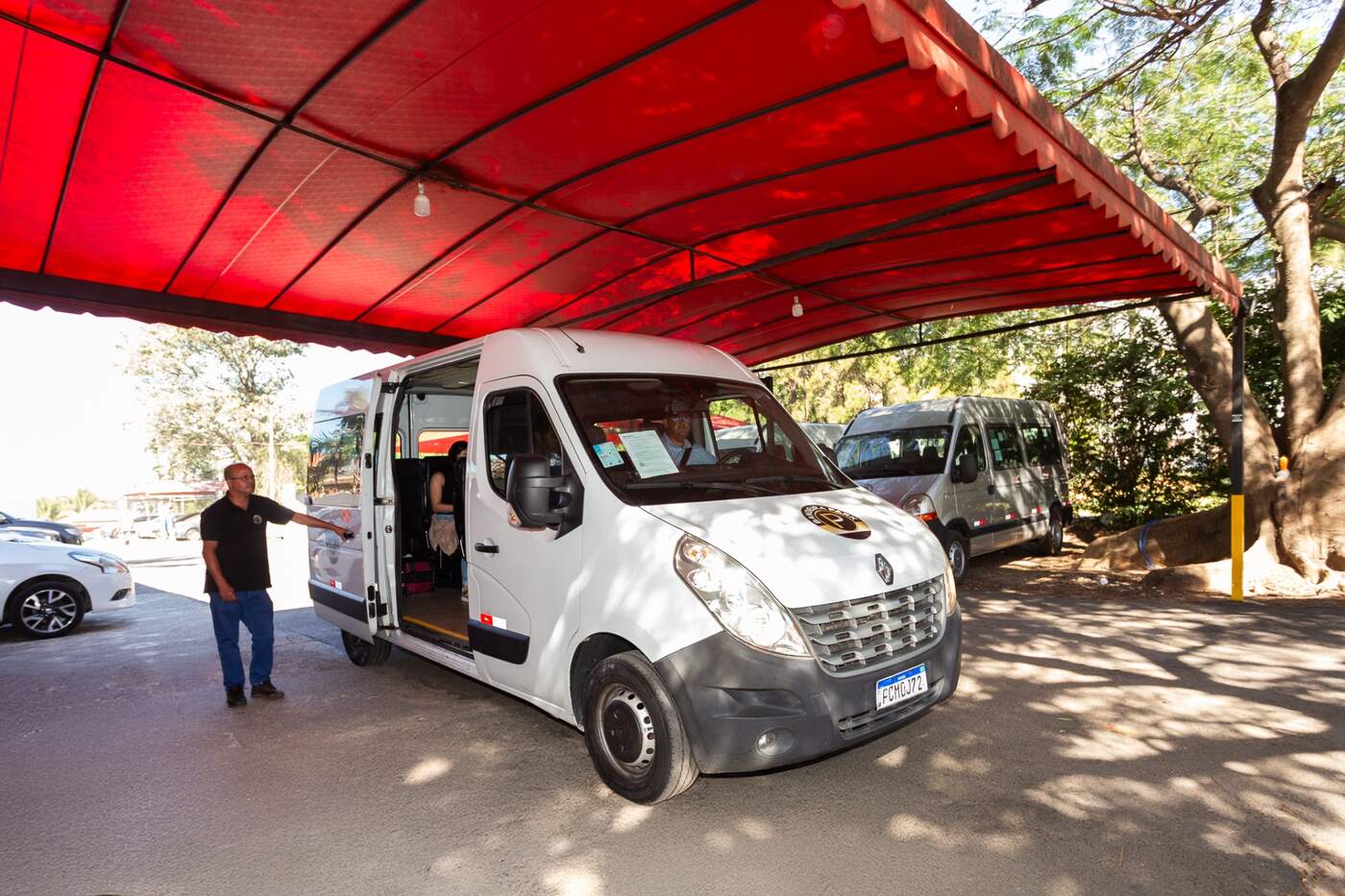 Van del traslado gratuito de Bandeira Park Viracopos lista para salir rumbo a la terminal