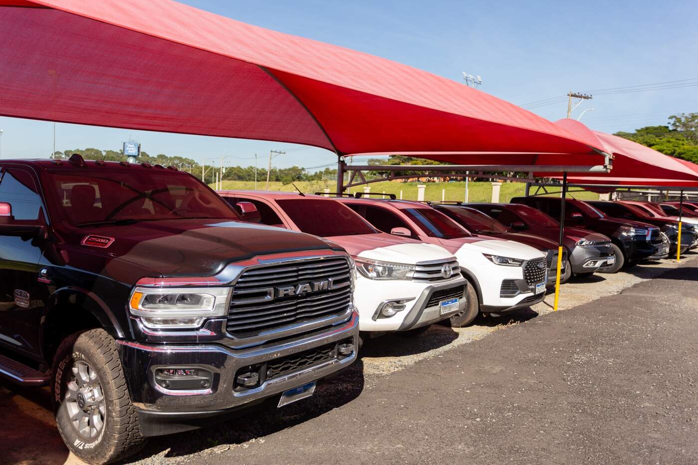 SUVs estacionados en las plazas cubiertas del estacionamiento Bandeira Park Viracopos