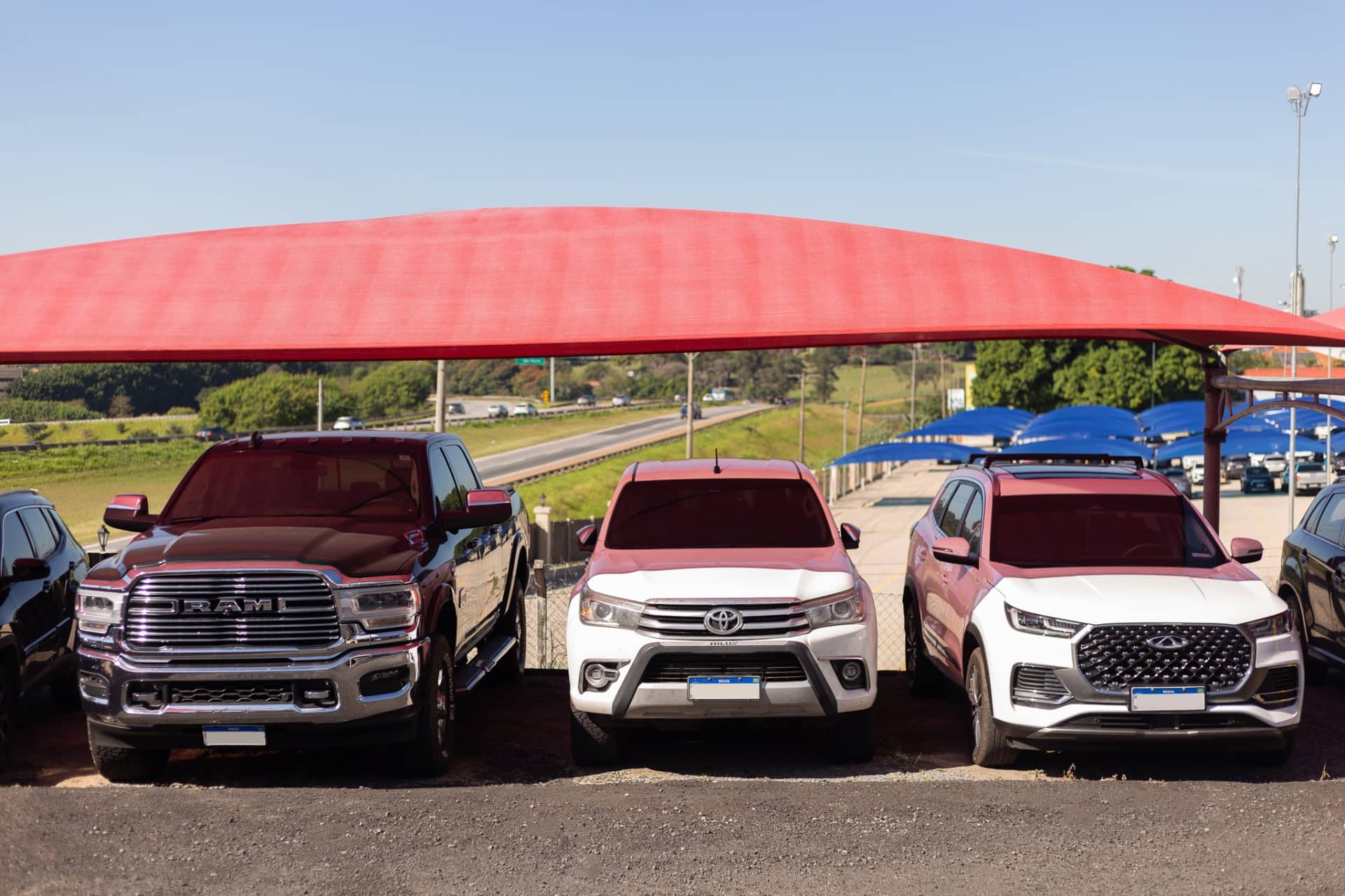 Camionetas acomodadas en las plazas cubiertas de Bandeira Park Viracopos