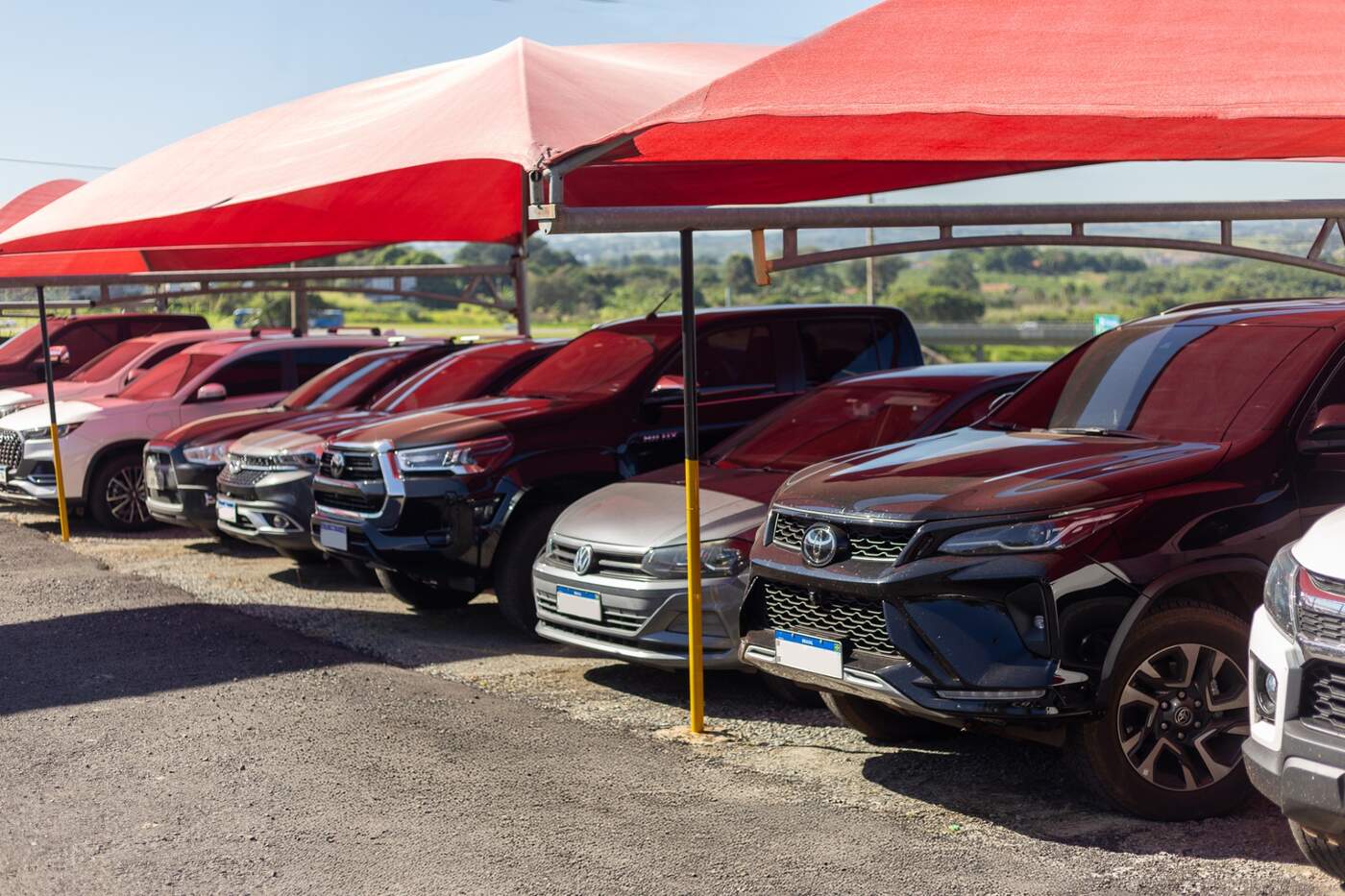 Autos estacionados en las plazas cubiertas de Bandeira Park Viracopos, en Campinas